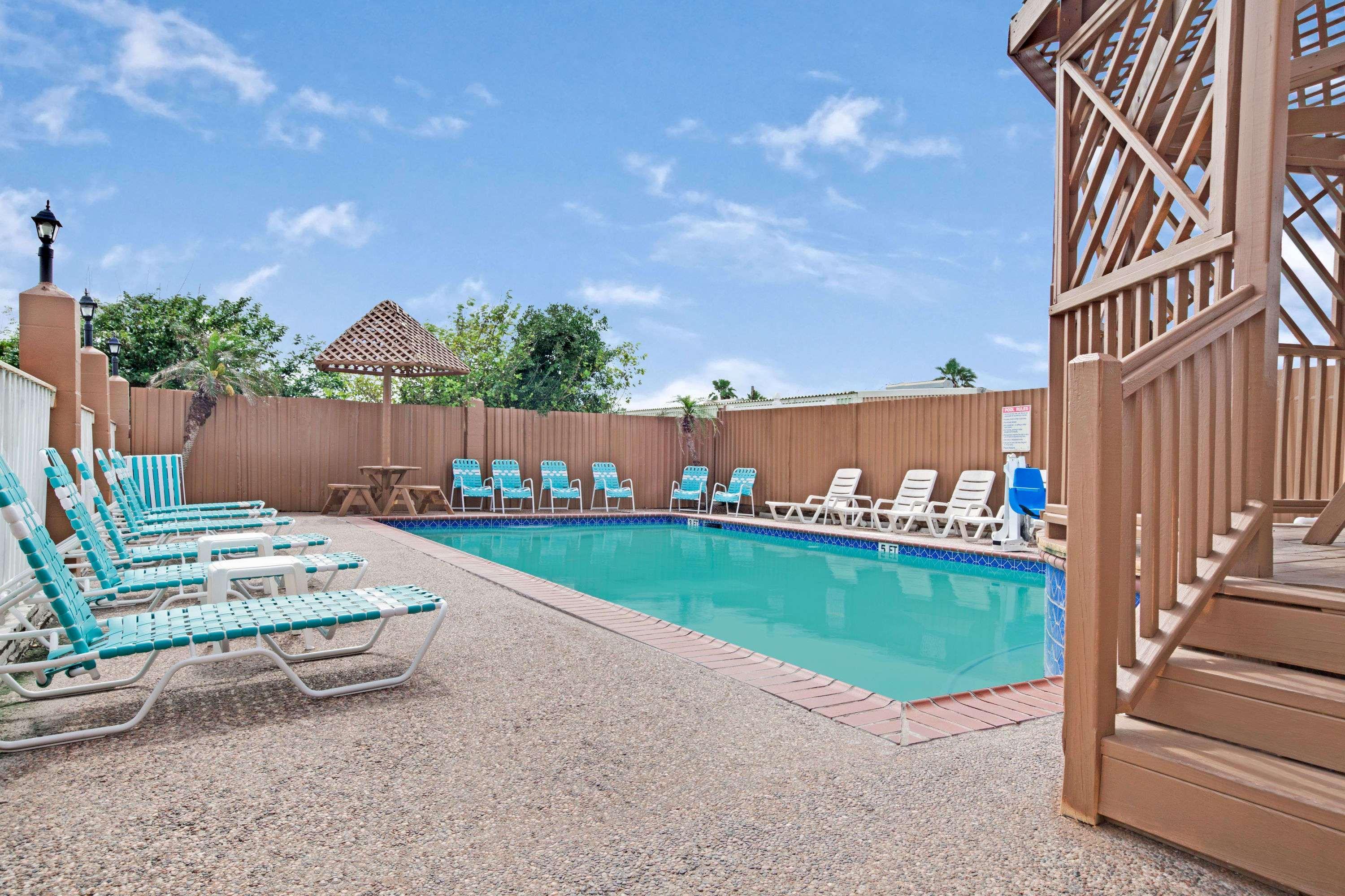 Red Roof Inn Plus + Galveston - Beachfront エクステリア 写真